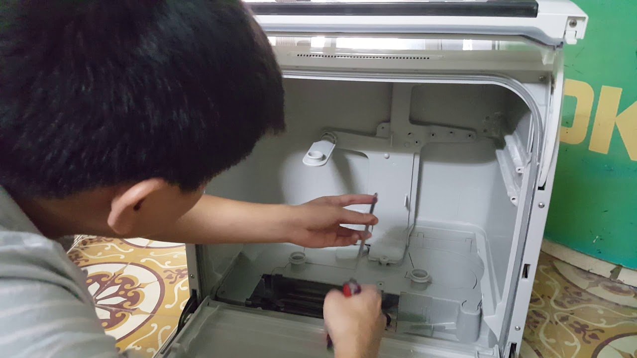 Vệ sinh máy rửa bát thường xuyên loại bỏ mùi hôi và ẩm mốc